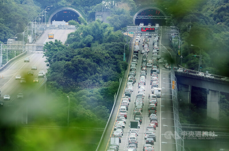 圖為國道5號南向南港系統車潮。（中央社檔案照片）