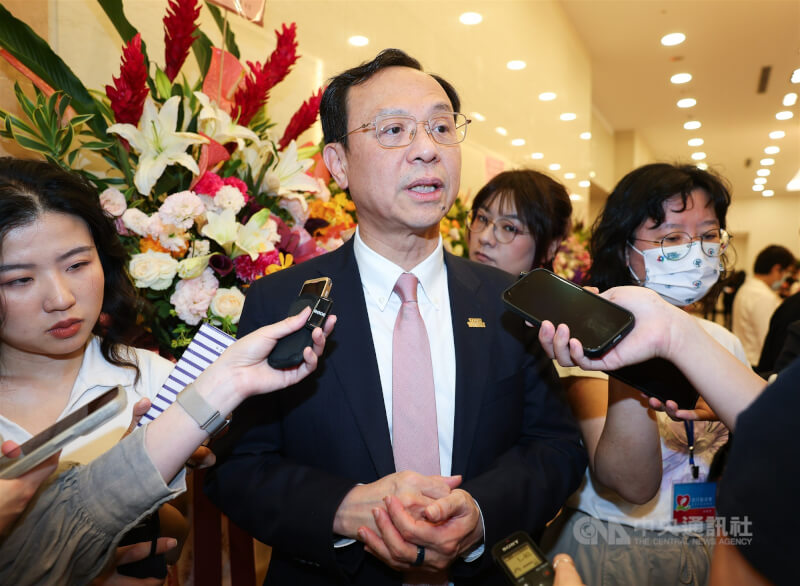 衛福部長石崇良（中）2日下午在台北出席慈月基金會「第15屆南丁格爾獎頒獎典禮」，會前受訪回應護病比入法等議題。中央社記者謝佳璋攝　115年5月2日