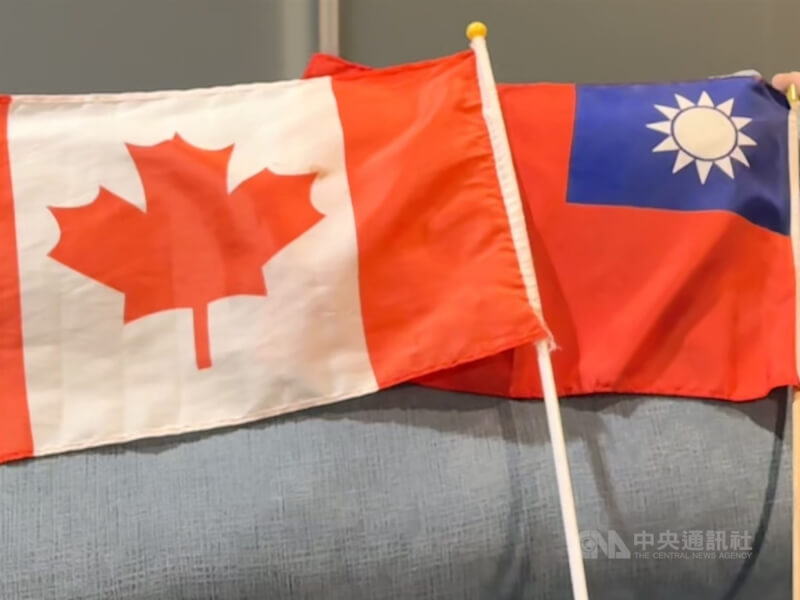 圖為加拿大及中華民國國旗。（中央社檔案照片）