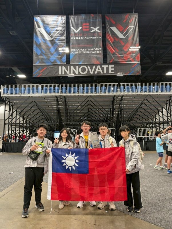 「2026 VEX機器人世界賽」30日在美國密蘇里州聖路易市落幕，台灣隊伍Edgewalker 3332E團隊獲國中組最佳設計獎。（駐丹佛辦事處提供） 中央社記者張欣瑜舊金山傳真　115年5月2日