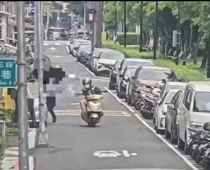 台北市警方宣布破獲一起飛車搶案，涉案吳姓男子2日中午騎機車行搶一名女子的肩背包，事後還換車牌規避查緝。警方調閱監視器畫面後，循線在萬華區將吳男逮捕到案。（警方提供）中央社記者劉建邦傳真　115年5月2日