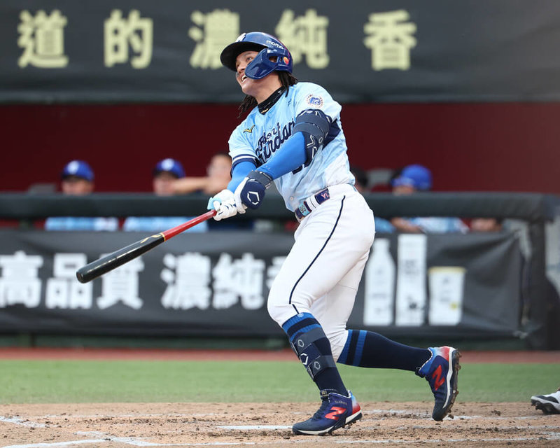 中華職棒富邦悍將隊野手張育成（圖）2日對上味全龍隊，全場敲出2發全壘打，是返台後第2次單場雙響砲，幫助球隊以5比4勝出。（富邦悍將隊提供）中央社記者蘇志畬傳真　115年5月2日