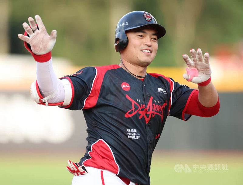 中華職棒味全龍隊3日靠著「朱哥」朱育賢單場雙響砲扳平比數,最終以6比4逆轉擊敗富邦悍將隊。圖為朱育賢本場敲出第一轟,繞壘時向休息區隊友致意。中央社記者張新偉攝 115年5月3日