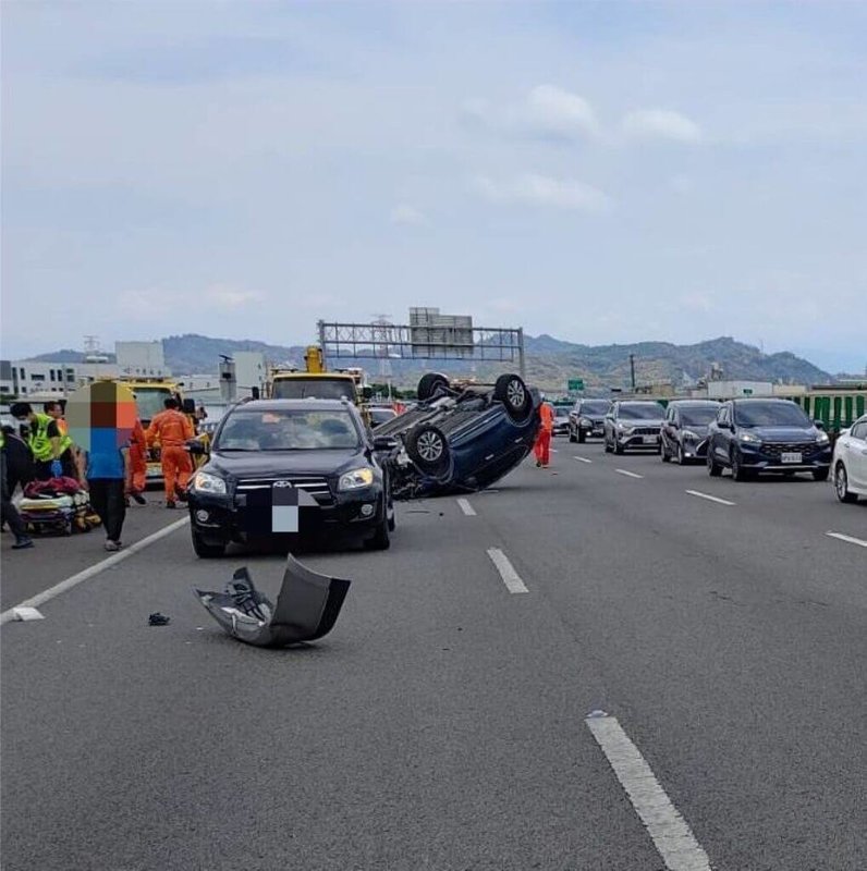 國道4號西向后豐路段3日上午11時許發生4車碰撞事故，其中1車在衝擊下翻覆，車內2人肢體擦挫傷，由台中市消防局送醫治療。（民眾提供）中央社記者郝雪卿傳真  115年5月3日