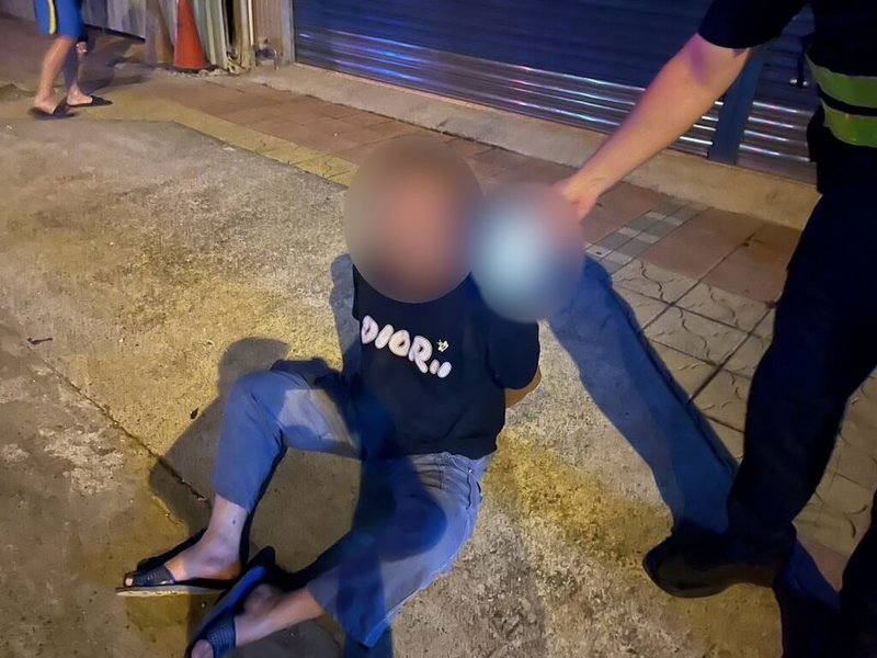 苗栗縣頭份警方3日表示，頭份市51歲林姓男子（圖）疑似不滿遭陳姓室友訕笑經濟能力不好，2日晚間酒後情緒失控持刀刺死對方，員警獲報到場逮捕林嫌，全案依殺人罪嫌送辦。（警方提供）中央社記者管瑞平傳真 　115年5月3日