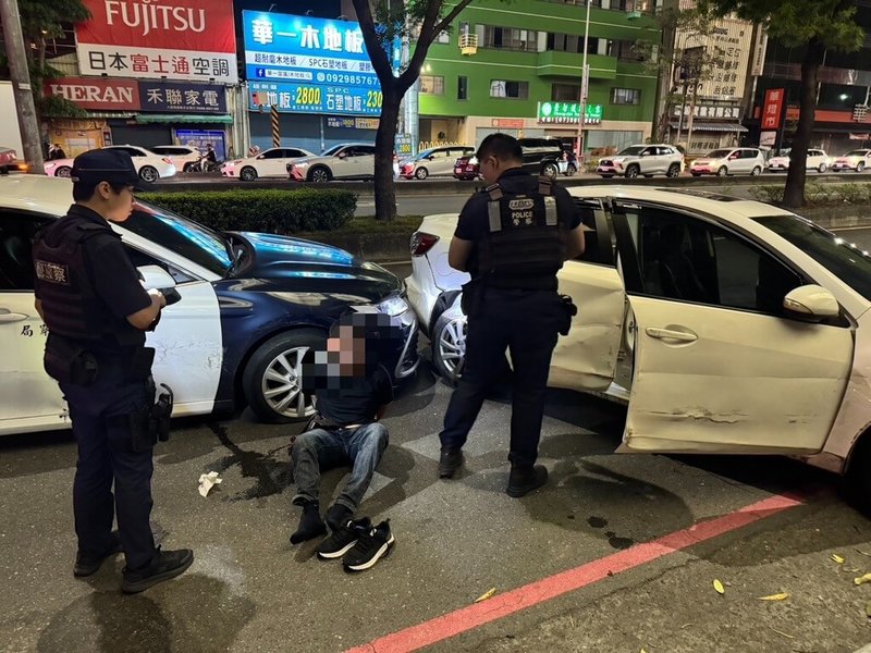 48歲凌姓汽車駕駛2日晚上於高雄市左營區拒檢逃逸，過程中碰撞2部汽車及2部機車，造成3人輕傷送醫，凌男自撞路樹後遭警方逮捕，車內被搜出2包第二級毒品安非他命及吸食器等證物，全案依公共危險、違反毒品危害防制條例等罪嫌移送偵辦。（高雄市政府警察局左營分局提供）中央社記者張已亷傳真　115年5月3日