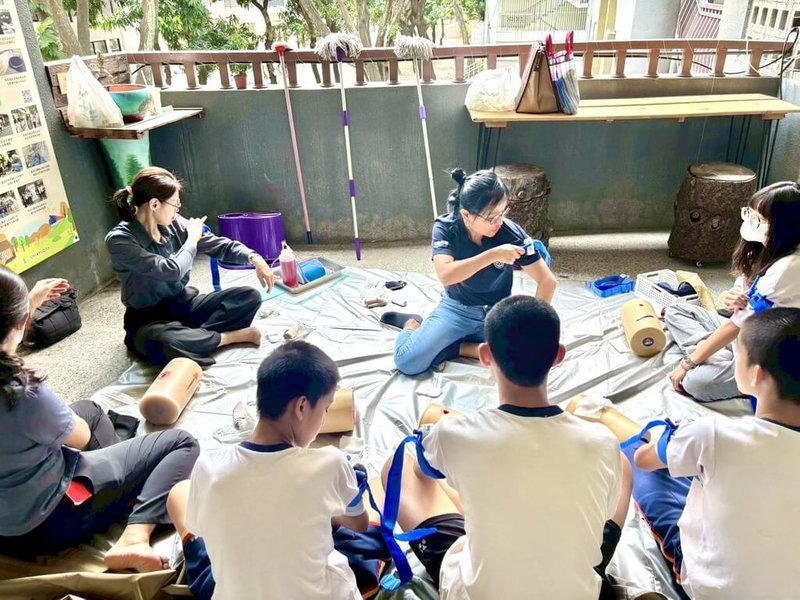屏東縣政府3日攜手美國在台協會，在屏東縣立大同高中舉辦2場「I CAN HELP 防災基礎研習工作坊」，盼強化學生防災應變與基礎急救能力。（屏東縣政府教育處提供）中央社記者黃郁菁傳真 115年5月3日