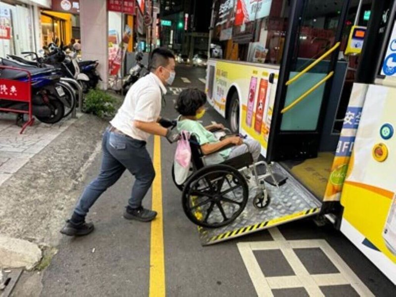 在台中豐原客運服務滿20年的駕駛詹智凱（左），曾遇4名輪椅人士同時搭車，親切耐心的服務，車上乘客都鼓掌。（台中市政府提供）中央社記者郝雪卿傳真　115年5月3日