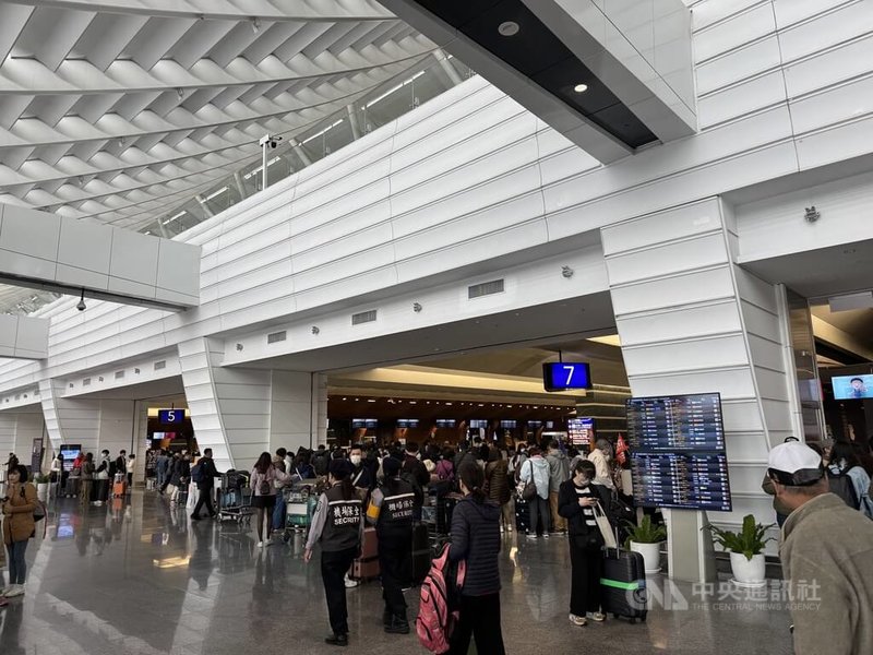 COVID-19疫情後，各家航空公司持續佈局歐美航線，圖為桃園機場報到大廳。中央社記者余曉涵攝 115年5月3日