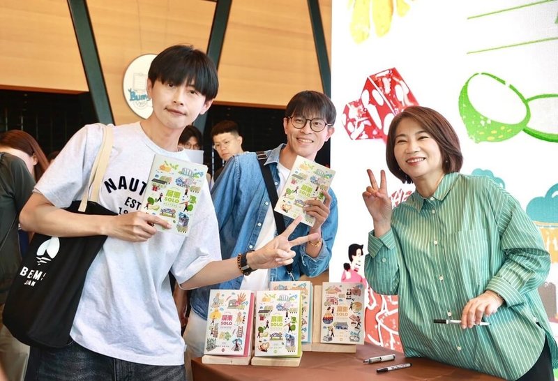 「屏東SOLO」旅遊專書第3輯正式上市，3日在屏東縣立圖書館總館新書發表，縣長周春米（右）出席並為書迷簽書。（屏東縣政府交通旅遊處提供）中央社記者黃郁菁傳真　115年5月3日