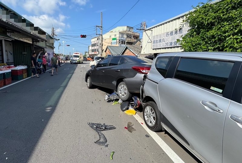 苗栗縣通霄鎮自強路與福德路口3日發生多部車輛事故，70歲謝姓男子駕駛深灰色自小客車倒車時失控，接連撞上停等紅燈的機車及停放路邊車輛；機車女騎士意識清楚，送醫治療。（民眾提供）中央社記者管瑞平傳真　115年5月3日