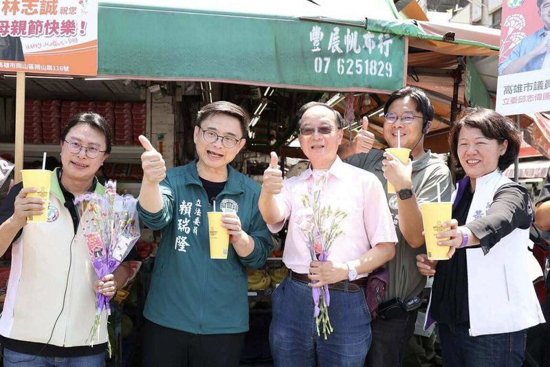 母親節將至，民進黨高雄市長參選人賴瑞隆（左2）3日上午到岡山文賢市場掃街，並發送康乃馨。（賴瑞隆辦公室提供）中央社記者蔡孟妤傳真　115年5月3日