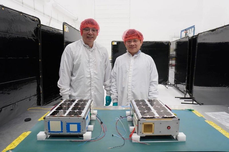 中央大學攜手鴻海科技集團研製星間寬頻通訊立方衛星「珍珠號ISL」，在美國范登堡太空軍基地完成最後整合測試，預計搭SpaceX獵鷹九號運載火箭升空。（中央大學太空科學與科技研究中心提供）中央社記者許秩維傳真　115年5月3日
