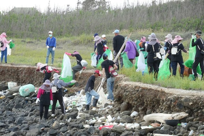 澎湖北海沿岸，在東北季風吹襲下，堆積有大量海漂廢棄物，澎湖湖西鄉公所3日在中正橋旁海岸線進行淨灘，短短1個多小時清理出逾3噸海漂廢棄物。（澎湖湖西鄉公所提供）中央社　115年5月3日