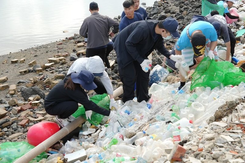 澎湖湖西鄉公所3日在澎湖北海沿岸中正橋旁海岸線進行淨灘，短短1個多小時清理出逾3噸海漂廢棄物。（澎湖湖西鄉公所提供）中央社    115年5月3日