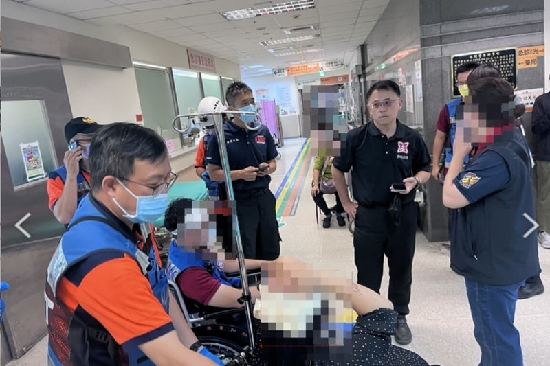 台南市消防局3日上午執行民宅火警救災時，1名警消及1名義消及住戶黃姓女子遭83歲辛姓男子攻擊受傷送醫。（讀者提供）中央社記者楊思瑞台南傳真　115年5月3日