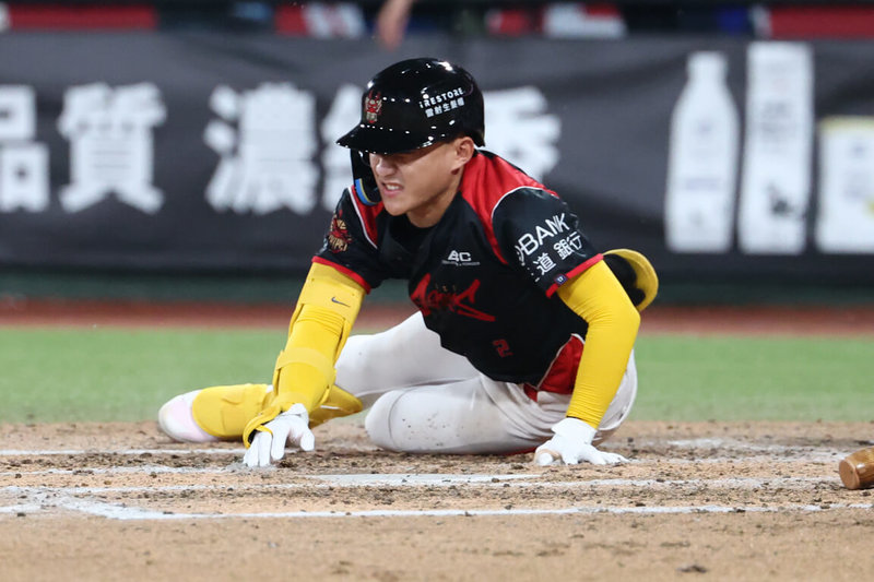 中華職棒味全龍隊野手郭天信（圖）2日對富邦悍將隊之戰，7局下被投手廖任磊投出的觸身球打到右膝，當下痛倒在地。（味全龍隊提供）中央社記者蘇志畬傳真　115年5月3日