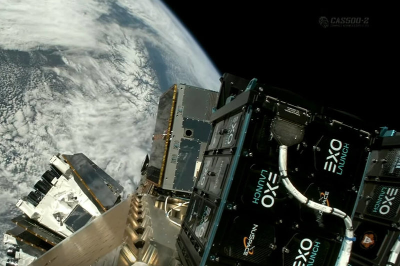 成功大學夏漢民太空中心團隊開發的「雙子星─波魯克斯」立方衛星於台灣時間3日順利升空，美國太空探索公司獵鷹九號火箭直播發射截圖，可看到印製成大校徽的立方衛星等待部屬入軌。（成大提供）中央社記者楊思瑞台南傳真　115年5月3日