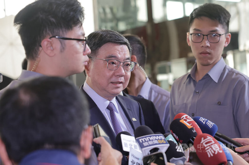 行政院長卓榮泰（中）3日在台北出席活動受訪表示，此次總統賴清德出訪非洲友邦史瓦帝尼王國事前做了相當規劃，民眾都給予祝福，期盼這次出訪可以成為台灣走向國際空間的一個典範。中央社記者裴禛攝 115年5月3日