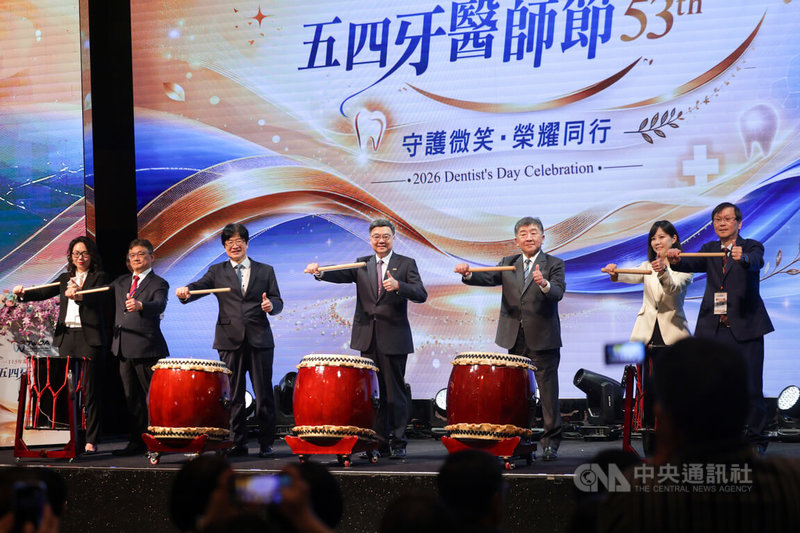 「115年五四牙醫師節慶祝活動」3日在台北舉行，牙醫師公會全國聯合會理事長陳世岳（左3）、榮譽理事長江錫仁（左2）邀請行政院長卓榮泰（中）、行政院政務委員陳時中（右3）、行政院發言人李慧芝（右2）、衛福部次長莊人祥（右）、健保署長陳亮妤（左）一同擊鼓為活動揭幕。中央社記者裴禛攝 115年5月3日