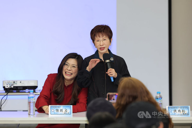 台北市議員侯漢廷新書「以中華之名」發表會3日在台北市議會舉行，會前前國民黨主席洪秀柱（右）受訪表示黨中央版本3800億元+N是很有學問的一個說法，談到黨主席鄭麗文（左）時表示自然有自己的想法，大家都尊重，必要時可提出建議，大家黨內好好談一談，總是希望國民黨能夠更好。中央社記者翁睿坤攝 115年5月3日