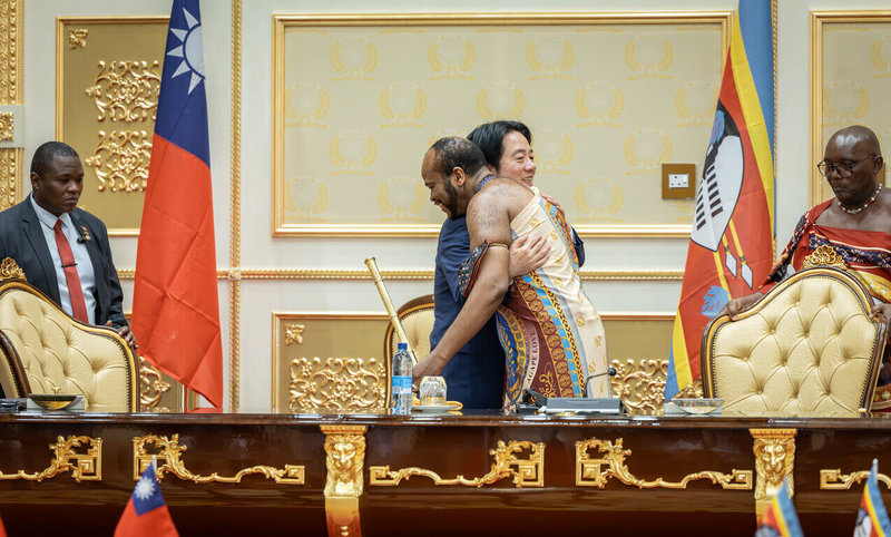 總統賴清德（左2）見證「中華民國（台灣）政府與史瓦帝尼王國政府關務互助協定」簽署儀式及簽署聯合公報，並與史國國王擁抱。（總統府提供）中央社記者葉素萍傳真 115年5月3日