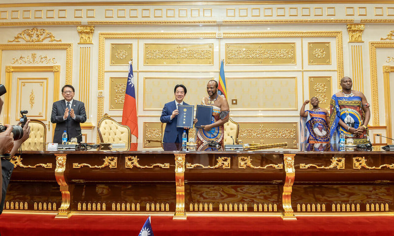 總統賴清德（左2）出訪史瓦帝尼，見證「中華民國（台灣）政府與史瓦帝尼王國政府關務互助協定」簽署儀式及簽署聯合公報。賴總統說，任何國家都沒有權利、也不應阻擋台灣為世界做出貢獻。（總統府提供）中央社記者葉素萍傳真 115年5月3日