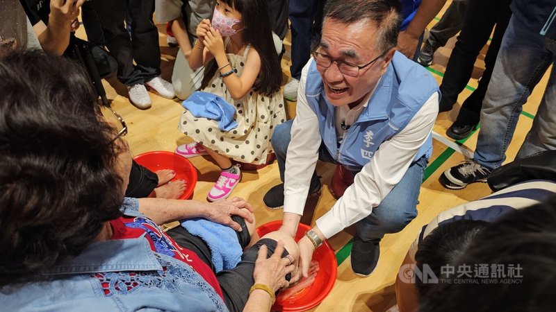 新北市長選舉持續加溫,藍綠都行程滿檔,國民黨新北市長參選人李四川(右)3日上午參加土城區婦女會「孝親沐足感母恩」母親節慶祝活動,場面溫馨。中央社記者王鴻國攝 115年5月3日