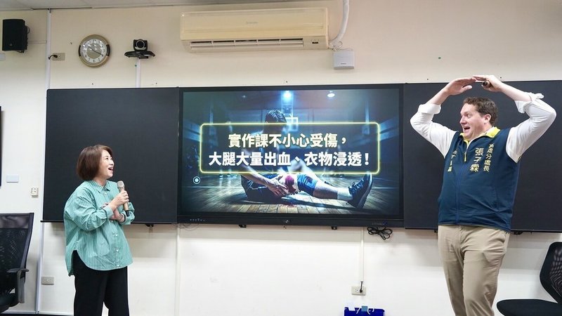 屏東縣政府3日攜手美國在台協會，在屏東縣立大同高中舉辦2場「I CAN HELP 防災基礎研習工作坊」。屏東縣長周春米（左）與AIT高雄分處長張子霖（右），藉「生命紅綠燈」情境演示，引導學生進行情境判讀。（屏東縣政府教育處提供）中央社記者黃郁菁傳真 115年5月3日