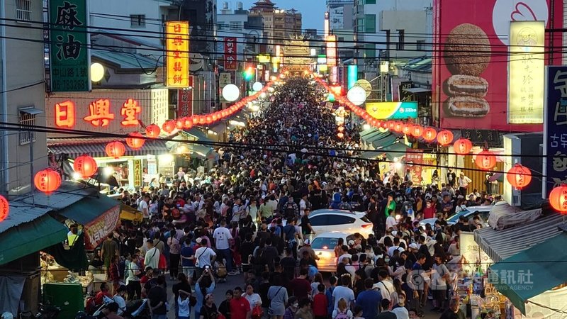 2026「北港朝天宮迎媽祖」即將開始，預計湧入數萬人潮參與媽祖神轎遶境及藝閣遊街活動，5日至9日北港鎮實施機動交通管制。圖為2025年朝天宮迎媽祖北港中山路情況。中央社記者蔡智明攝　115年5月3日