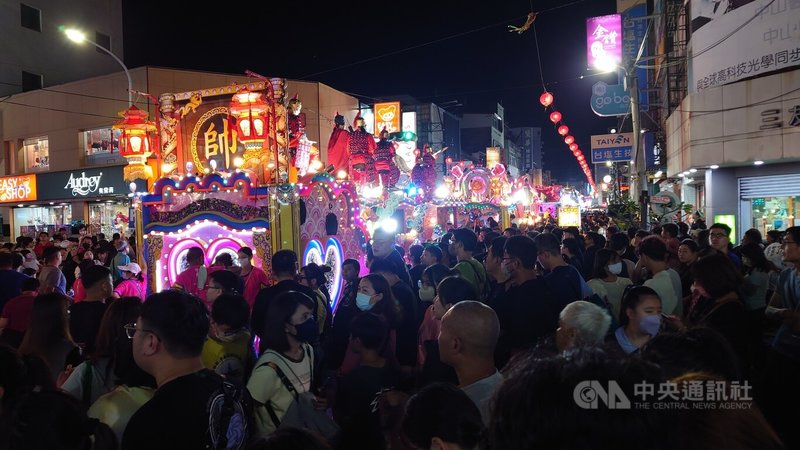 2026「北港朝天宮迎媽祖」即將開始，預計湧入數萬人潮參與媽祖神轎遶境及藝閣遊街活動，5日至9日北港鎮實施機動交通管制。圖為2025年朝天宮迎媽祖民眾參與藝閣遊街情況。中央社記者蔡智明攝　115年5月3日