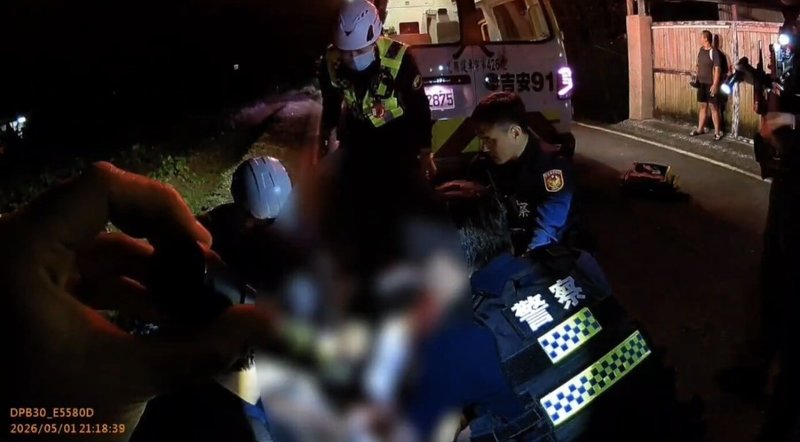 花蓮縣吉安鄉蔡姓男子日前與友人酒後起衝突受傷，警消獲報到場協助就醫，蔡男卻突然攻擊救護人員，並揮拳敲擊救護車後門，導致車輛鈑金毀損，警方依毀損公物等罪嫌偵辦。（花蓮縣警察局提供）中央社記者李先鳳傳真　115年5月3日