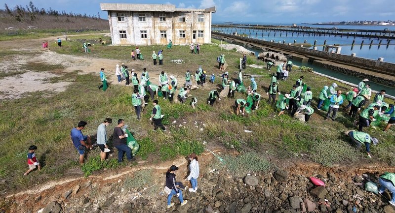 澎湖北海沿岸，堆積有大量海漂廢棄物，澎湖湖西鄉公所3日在中正橋旁海岸線進行淨灘，清理出逾3噸海漂廢棄物。（澎湖湖西鄉公所提供）中央社　115年5月3日