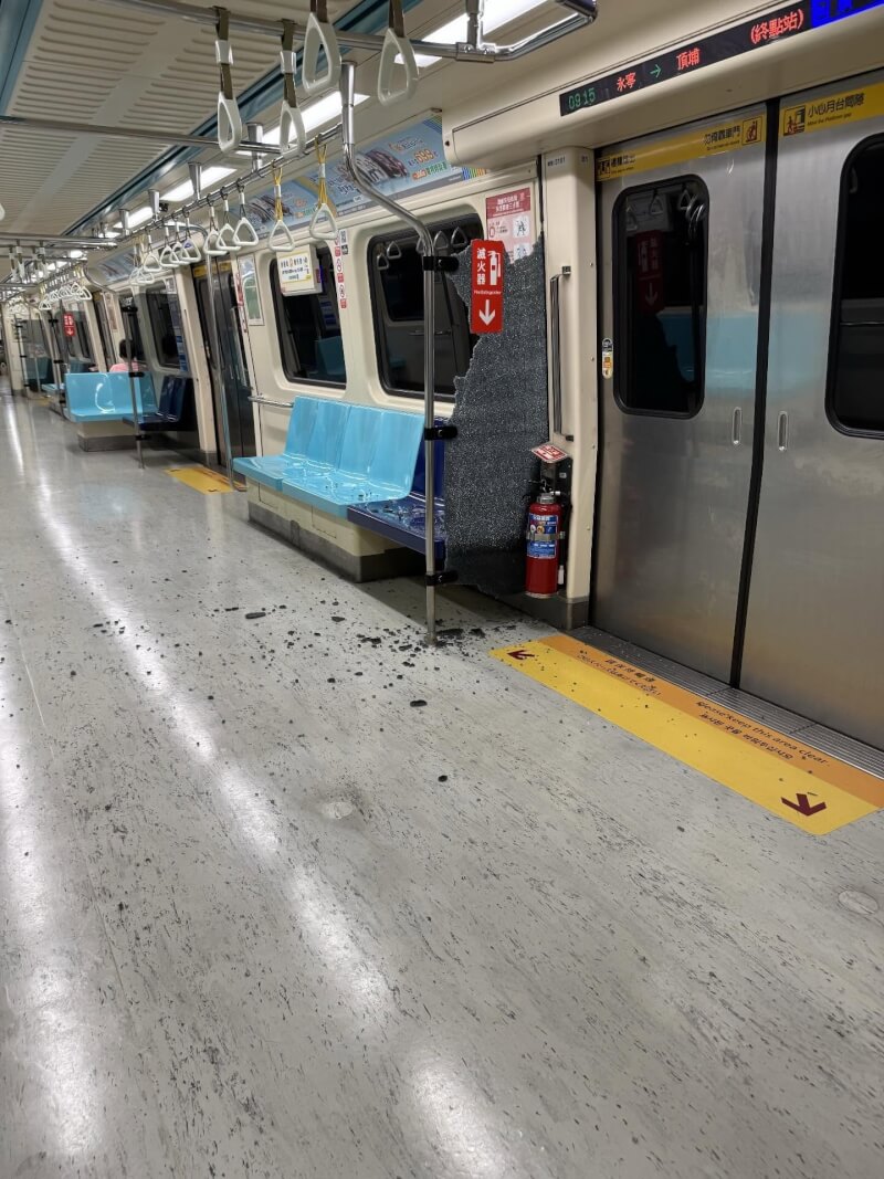 網友3日在社群平台Threads貼文指出，搭乘北捷時，車門旁玻璃屏風爆開，因此受到驚嚇。（網友提供）