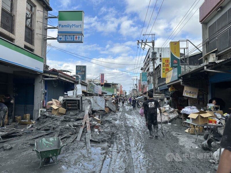 圖為去年9月花蓮馬太鞍溪堰塞湖溢流，各地民眾自發組成「鏟子超人」湧入光復支援清潔救災。（中央社檔案照片）