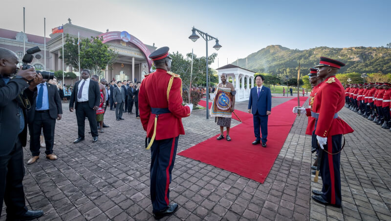 賴總統訪史瓦帝尼，參加軍禮歡迎儀式。（圖取自總統府Flickr網頁flickr.com）