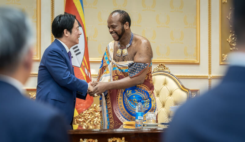 總統賴清德（左）出訪史瓦帝尼，恩史瓦帝三世國王（右）說，歡迎賴總統率團到訪進行國是訪問，真實體現台灣與史瓦帝尼之間深厚友誼與夥伴關係。（總統府提供）