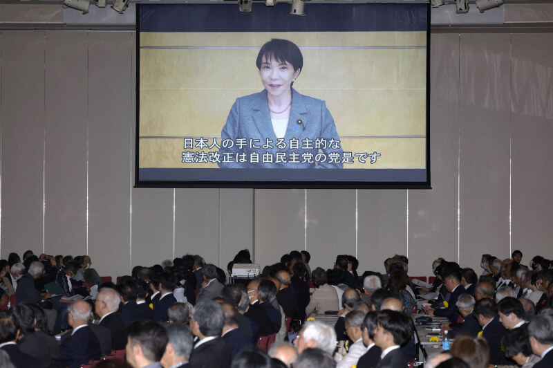 圖為3日日本首相高市早苗在支持修憲派的集會中發表視訊演說。（共同社）