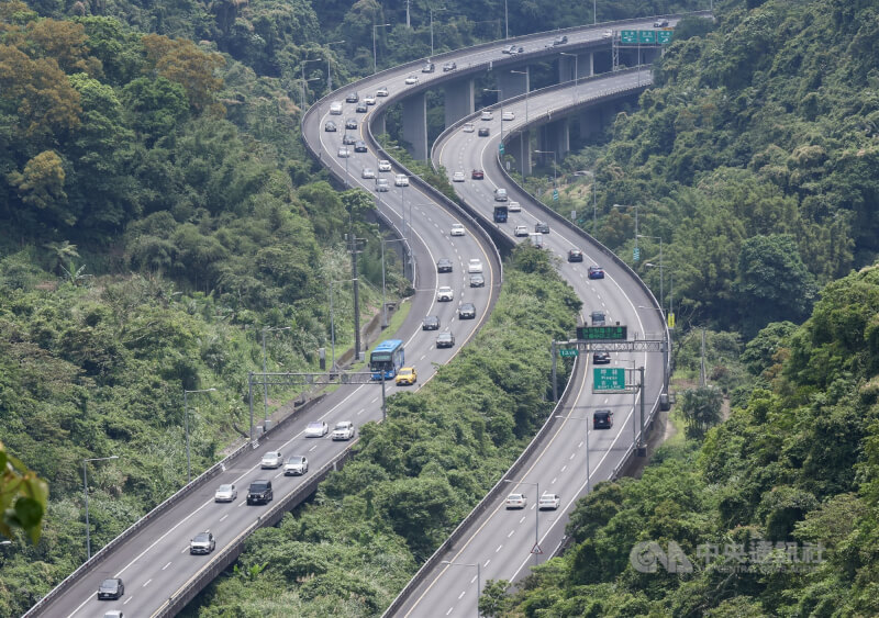 勞動節連假收假日，國道5號3日上午出現北返車潮，北向宜蘭至坪林路段壅塞，圖為坪林到石碇路段，車流大致順暢。中央社記者張皓安攝 115年5月3日