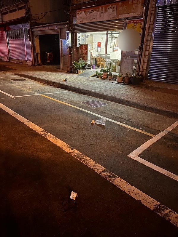 苗栗縣頭份市2日晚間發生命案，林姓男子疑不滿遭陳姓室友訕笑，酒後情緒失控持刀刺殺對方，被害人身中10餘刀逃往戶外倒地，經送醫不治。（警方提供）中央社記者管瑞平傳真　115年5月3日