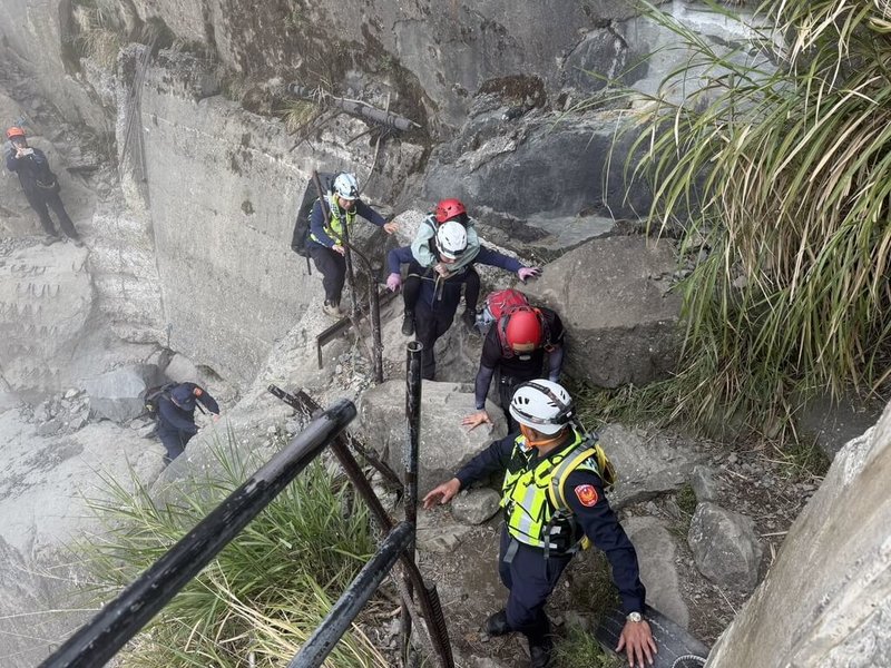32歲王姓女登山客3日中午在眠月線踩空失足跌落邊坡，警消等組成搜救隊員，輪流背負傷者至大崩塌處，由鐵道台車接駁載至阿里山森林遊樂區後，再送醫治療。（警方提供）中央社記者蔡智明傳真　115年5月4日