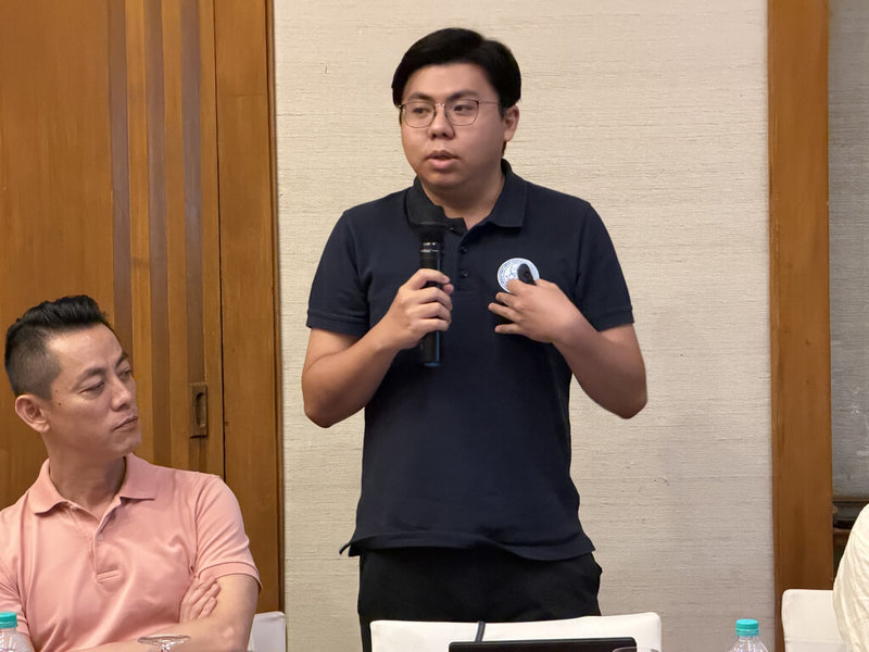 在印度任教的華語文教師高豪聰（站立者）表示，華師在學校的期待下，自然要成為台灣與印度間的橋梁，將華語文、台灣、學生未來的機會結合在一起。（駐印度代表處教育組提供）中央社記者李晉緯新德里傳真　115年5月4日