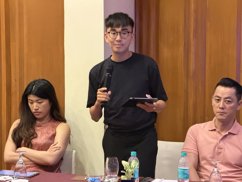 在印度任教的華語文教師湯臣（站立者）表示，印度學校、學生正透過華師接觸到台灣企業的實習機會或職缺；台灣的企業也透過短期的交流、參訪，甚至是實習的機會，瞭解印度學生並放進人才庫中。（駐印度代表處教育組提供）中央社記者李晉緯新德里傳真  115年5月4日