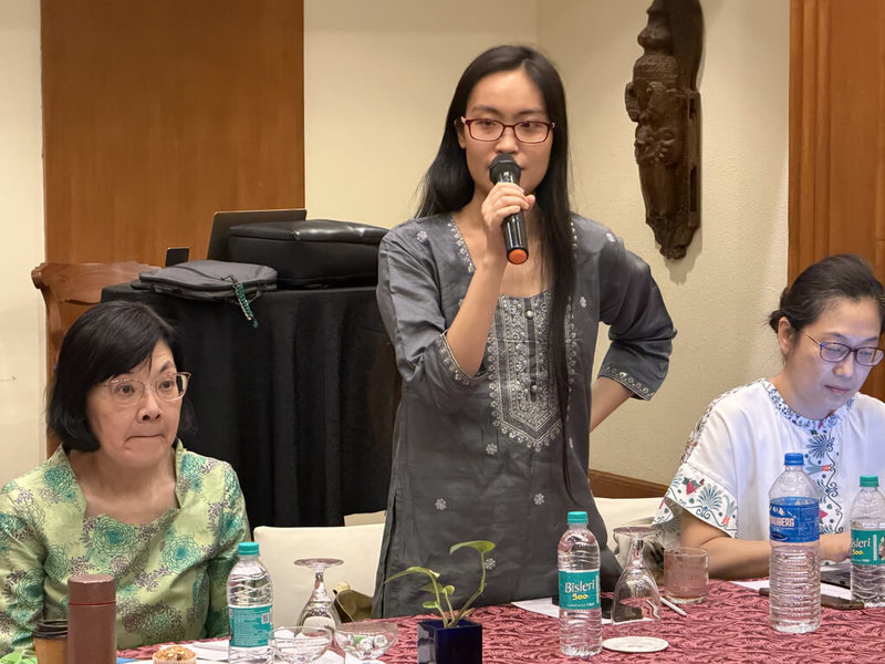 在印度任教的華語文教師林佳芸（站立者）說，台灣半導體產業聞名世界，十分吸引印度學生，學好華語文後，透過華師獲得台灣企業的實習機會，以利未來進研究所、就業，這樣很實際的考量正是印度學生、學校期待的。（駐印度代表處教育組提供）中央社記者李晉緯新德里傳真　115年5月4日
