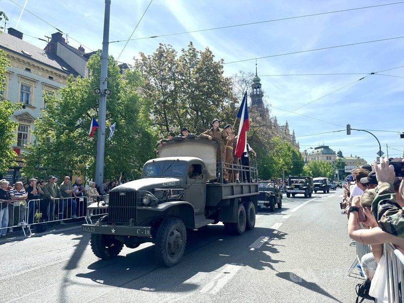捷克西部城市皮爾森（Plzeň）3日盛大慶祝81年前在二戰時被美軍解放，約300輛二戰時期軍車穿越市區街道，重現1945年5月6日的解放時刻。中央社記者劉郁葶皮爾森攝 115年5月4日