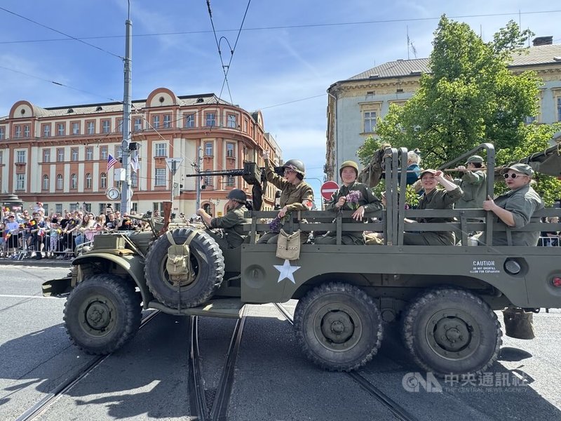 捷克西部城市皮爾森（Plzeň）3日盛大慶祝二次世界大戰末被美軍解放，穿上美國軍裝的捷克人，向民眾揮手致意。中央社記者劉郁葶皮爾森攝 115年5月4日