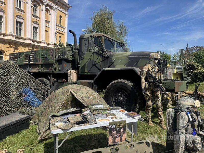 捷克西部城市皮爾森（Plzeň）3日盛大慶祝81年前在二戰時被美軍解放，舉行一系列相關活動。RAIDERS軍事歷史俱樂部展示高機動性多用途輪車（HMMWV）、美國士兵使用的武器，力求真實還原1945年的歷史。中央社記者劉郁葶皮爾森攝 115年5月4日