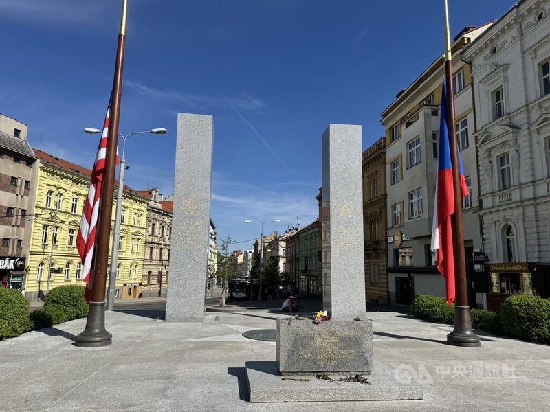 捷克西部城市皮爾森（Plzeň）3日盛大慶祝81年前在二戰時被美軍解放。主辦方將在「感謝你，美國！」（Thank you, America!）紀念碑前舉行紀念儀式，為慶典畫下句點。中央社記者劉郁葶皮爾森攝 115年5月4日
