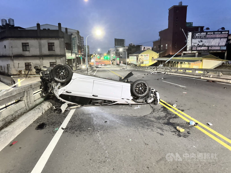 高姓男子4日凌晨開車行經彰化市連撞1輛機車及1輛自小客車，導致2死2傷；彰化警分局指出，肇事原因仍在釐清中，初步檢驗肇事駕駛無酒精反應，目前急救中，將釐清是否涉及毒駕。（翻攝照片）中央社記者鄭維真傳真　115年5月4日