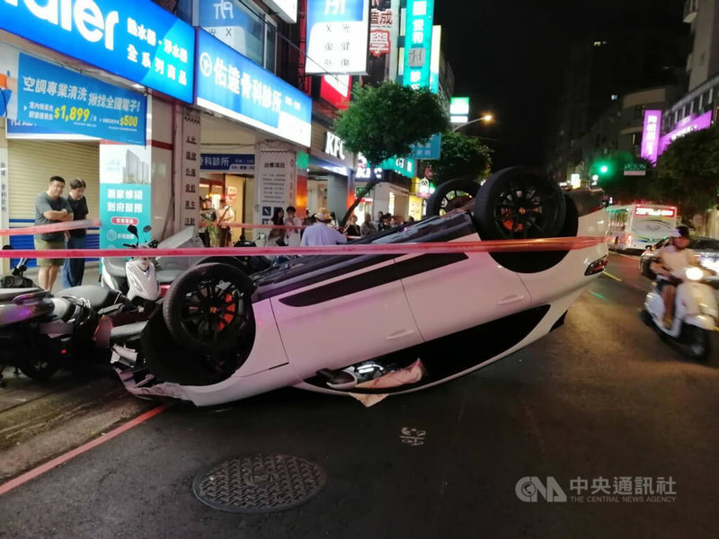 新北市永和區一輛轎車3日晚間不明原因自撞路邊變電箱翻車，並波及一旁機車，幸無人受傷。警方追查到駕駛並測得毒品陽性反應，依公共危險等罪送辦。（翻攝照片）中央社記者曹亞沿傳真　115年5月4日